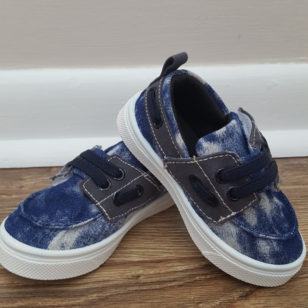 Toddler  NWOT blue canvas Oomphies size 5c